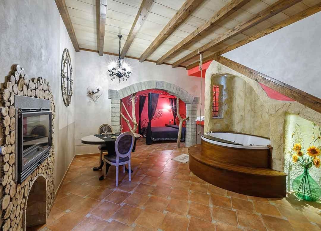 Il Giardino Dei Flintstones B&B เชร์เวเตรี ภายนอก รูปภาพ