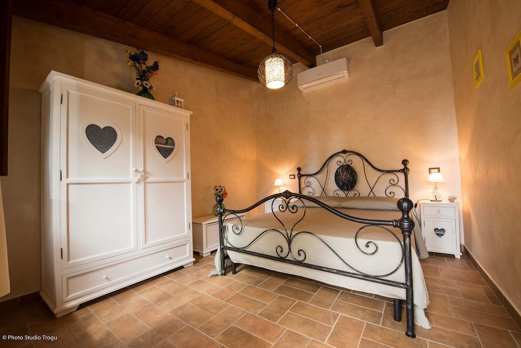 Il Giardino Dei Flintstones B&B เชร์เวเตรี ห้อง รูปภาพ